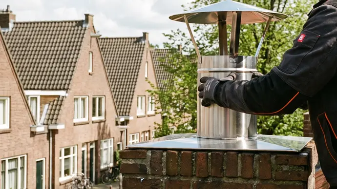 Schoorsteenkappen in woonwijk Utrecht